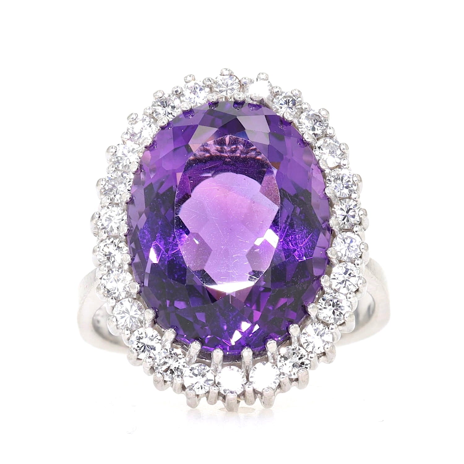 Cocktail ring in 750 white gold with an amethyst and Brilliants, lying frontally