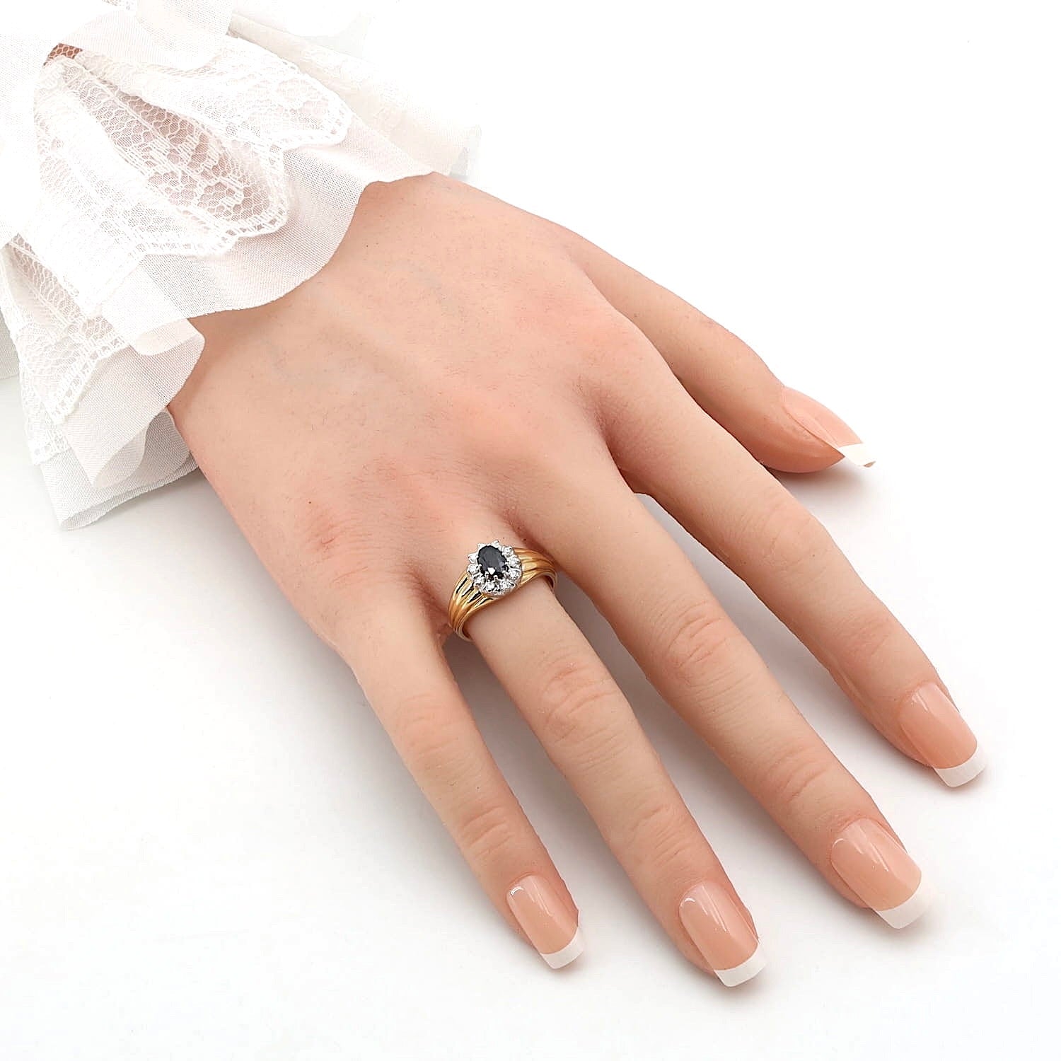 Ring in 585 yellow gold with a sapphire Brilliants, on an artificial hand