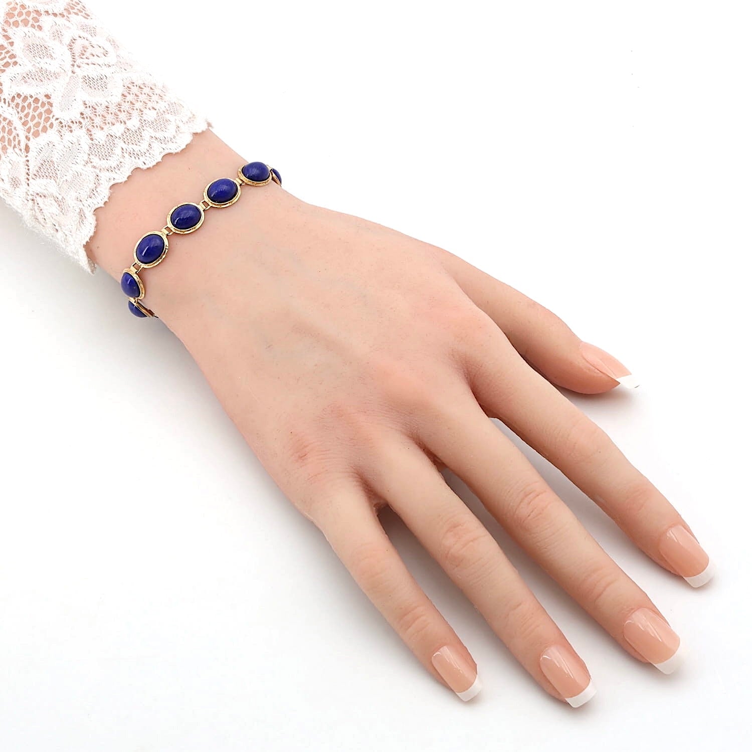 Bracelet in 585 yellow gold with cabochon-cut lapis lazuli, on an artificial arm