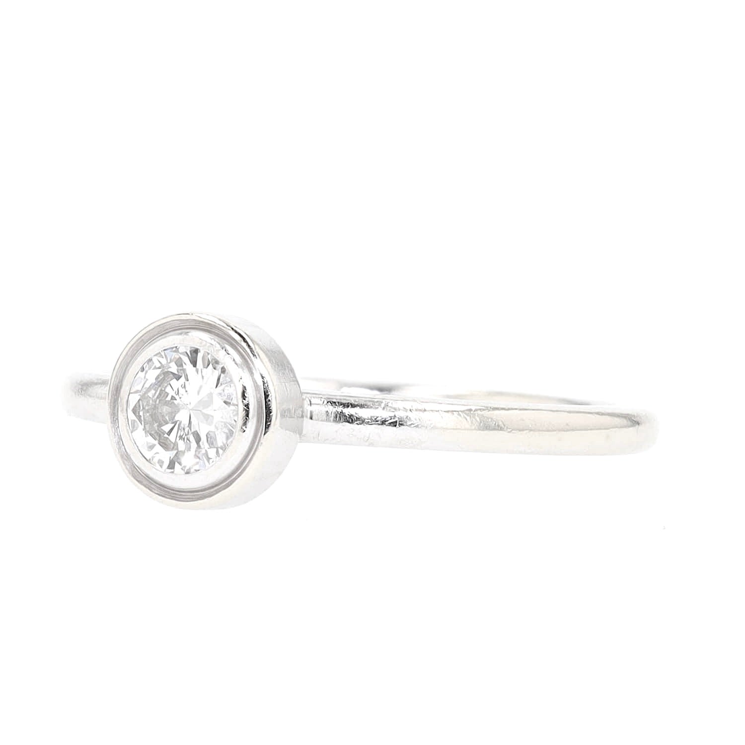 Ring in 585er Weißgold mit einem Brillanten, ca. 0,20 ct, liegend links gedreht