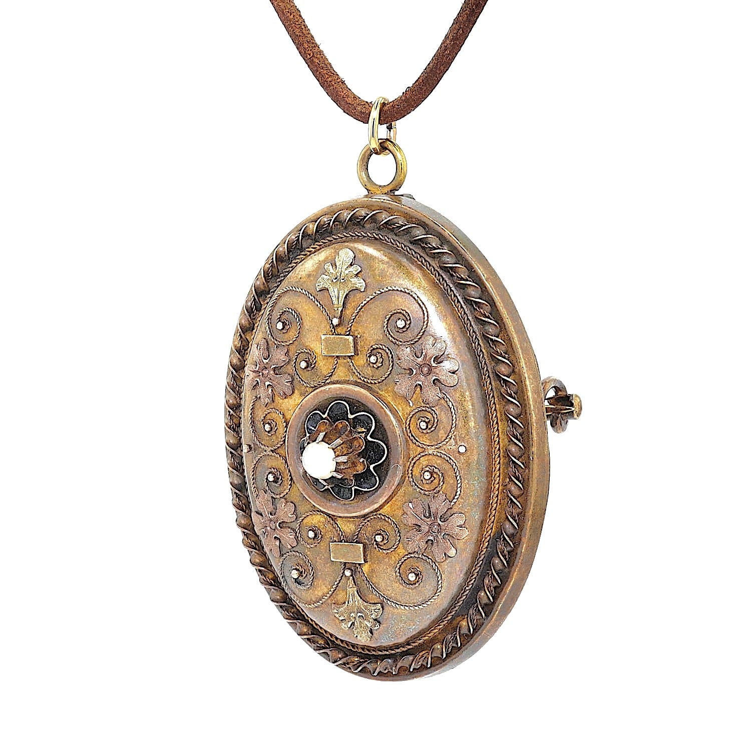 Historismus Medaillon aus Schaumgold mit einer kleinen Saatperlenhälfte, hängend leicht links gedreht
