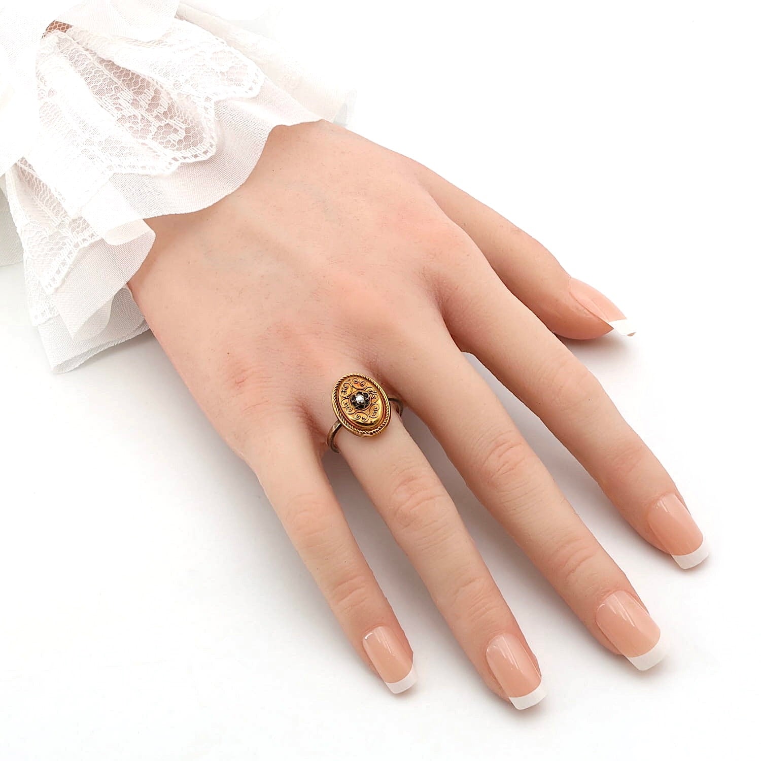 Antiker Ring um 1900 aus 333er Gold und vergoldet mit einer Saatperle, an einer künstlichen Hand