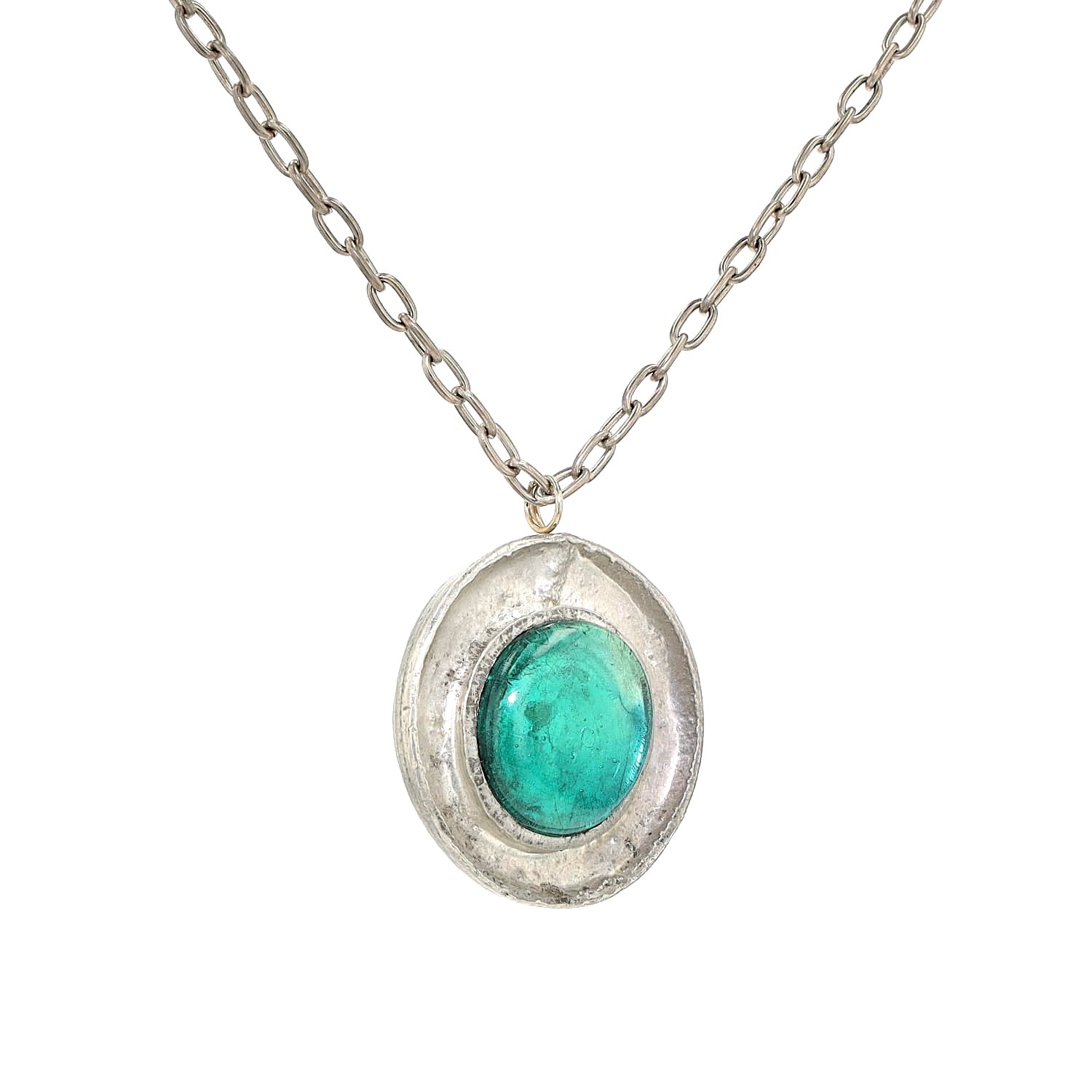 Statement-Kette aus Zinn mit einem grünen Glasstein, hängend rechts gedreht