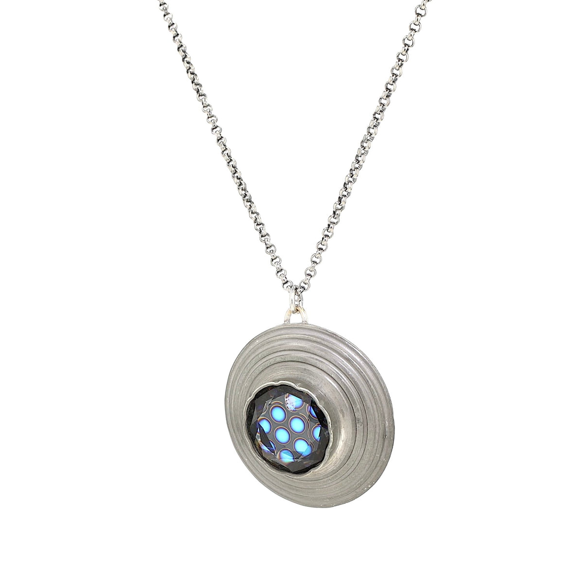 Vintage Kette aus 925er Silber mit einem dänischen Anhänger aus Zinn mit einem blauen Glasstein, hängend frontal leicht links gedreht