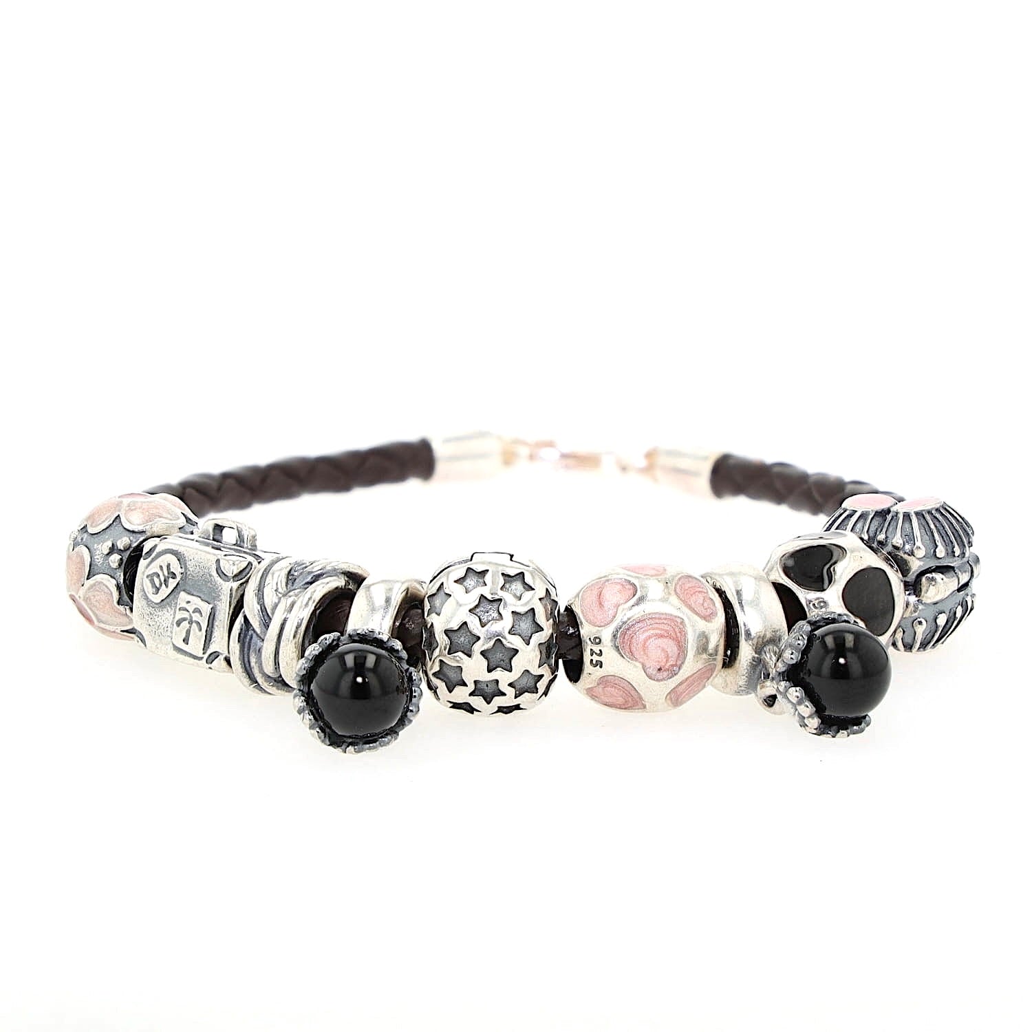 Lederarmband mit 9 Charms von Pandora in 925er Silber, liegend geschlossen frontal