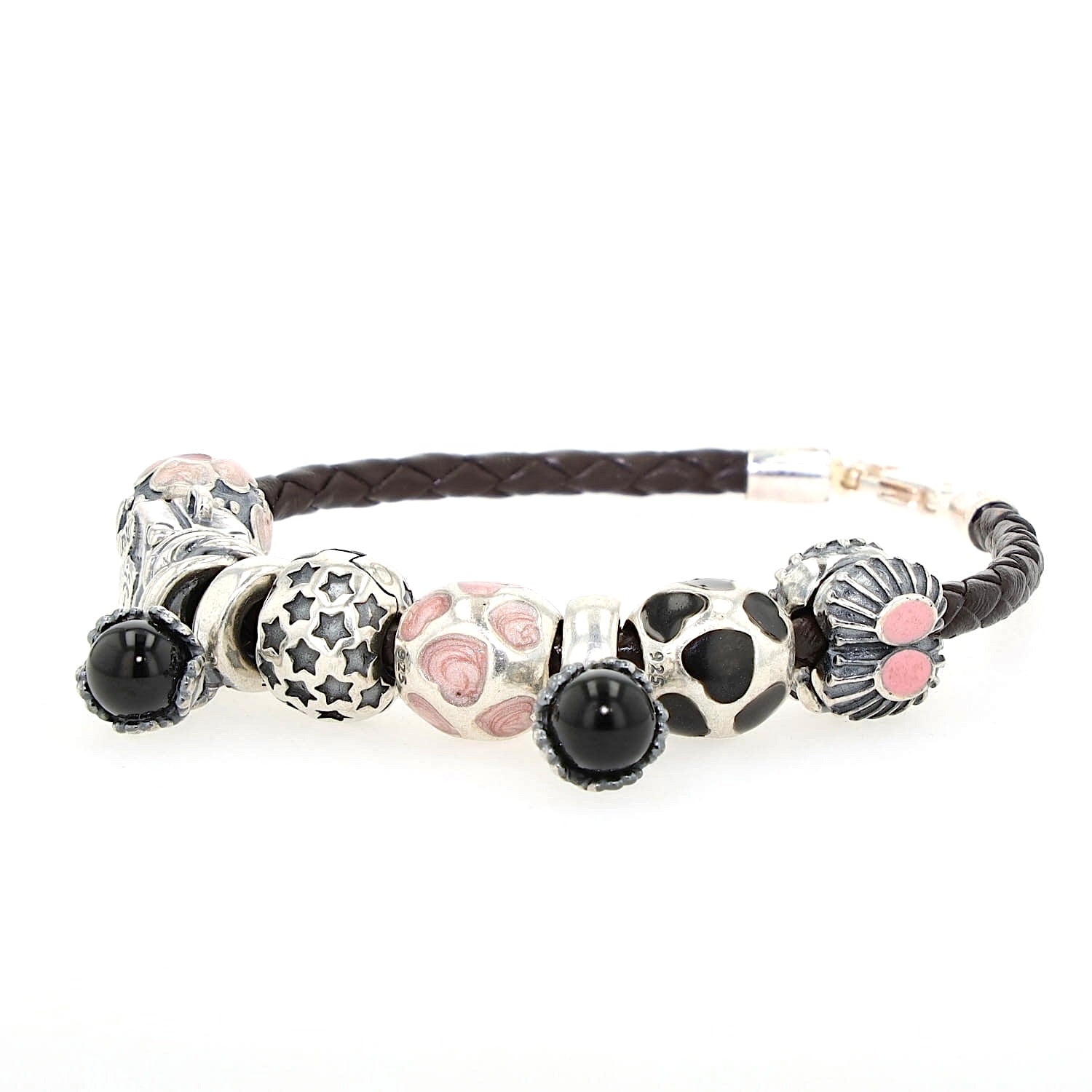 Lederarmband mit 9 Charms von Pandora in 925er Silber, liegend geschlossen leicht links gedreht