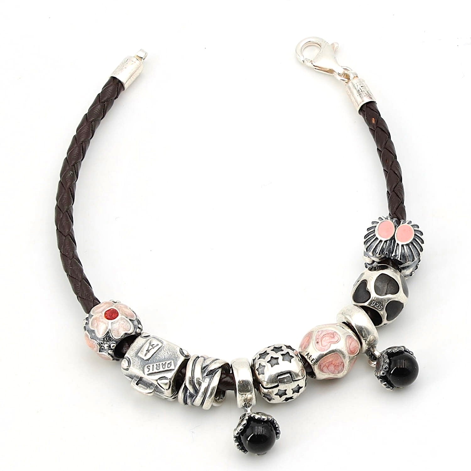 Lederarmband mit 9 Charms von Pandora in 925er Silber, liegend halb geöffnet Draufsicht