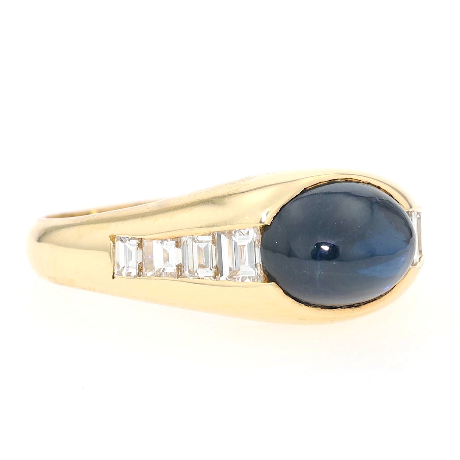 Ring in 750er Gelbgold mit einem blauen Saphir-Cabochon und Diamanten , liegend rechts gedreht
