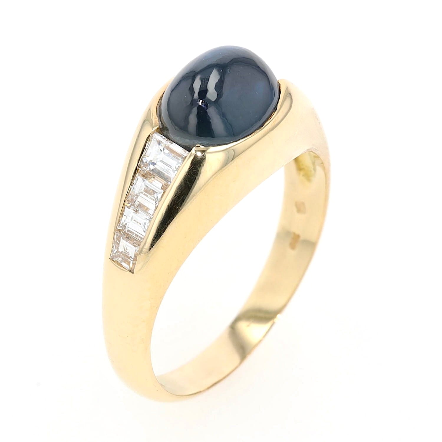 Ring in 750er Gelbgold mit einem blauen Saphir-Cabochon und Diamanten, stehend