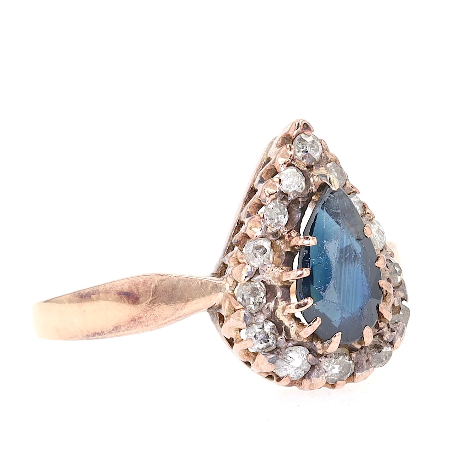 Ring um 1900 in 585er Rotgold mit einem blauen Saphir und Diamanten, liegend rechts gedreht