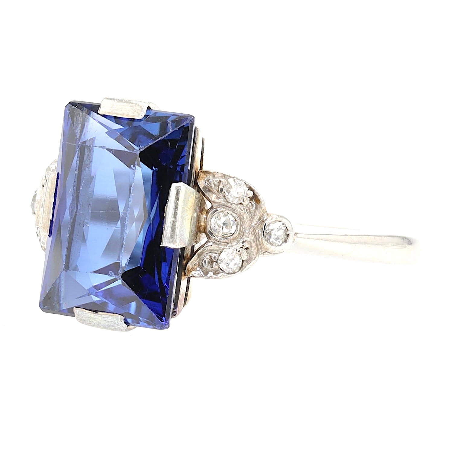 Art Déco Ring in Platin mit einem synthetischen blauen Saphir und Diamanten, liegend links gedreht