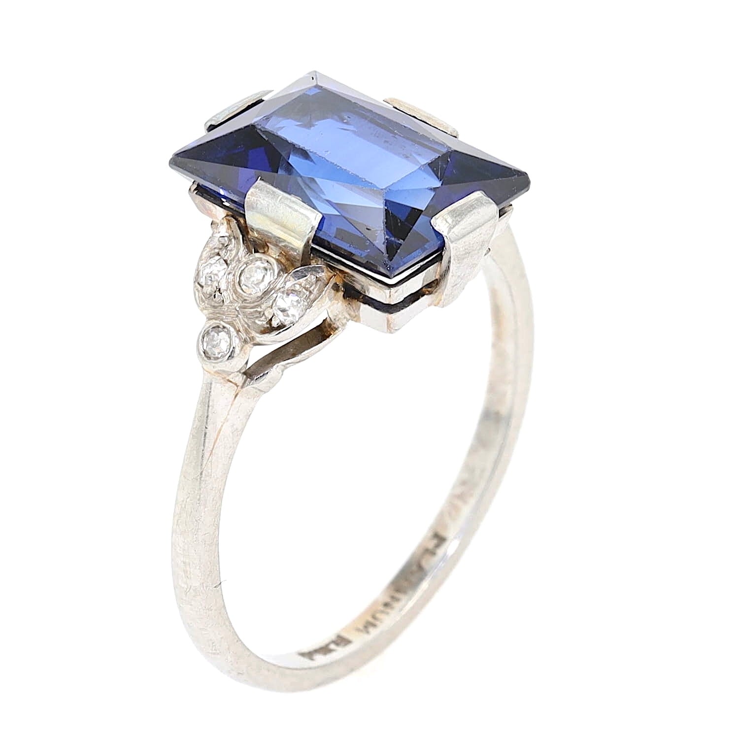 Art Déco Ring in Platin mit einem synthetischen blauen Saphir und Diamanten, stehend