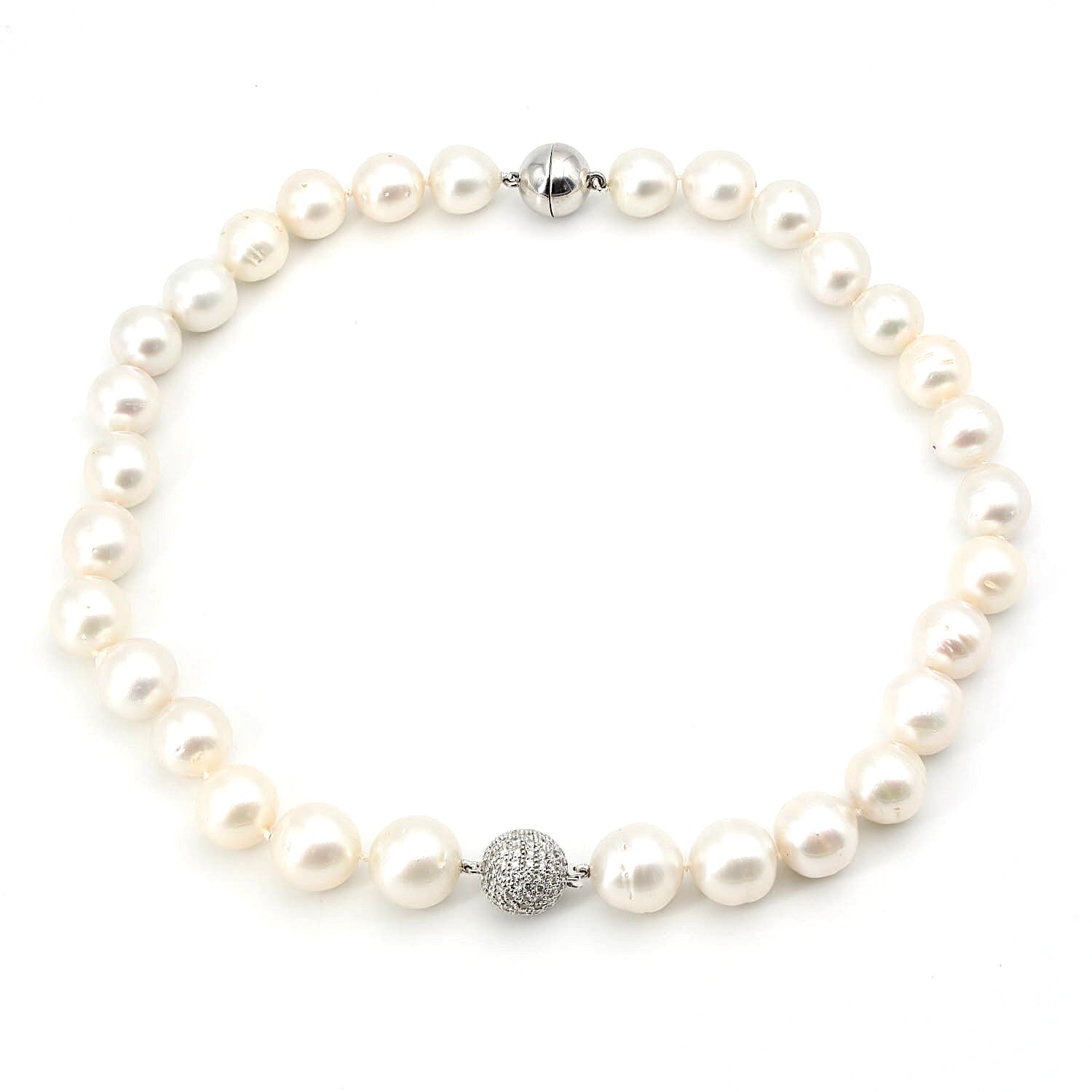 South Sea cultured pearl necklace with locks made of 585 and 750 white gold and Brilliants, lying closed top view