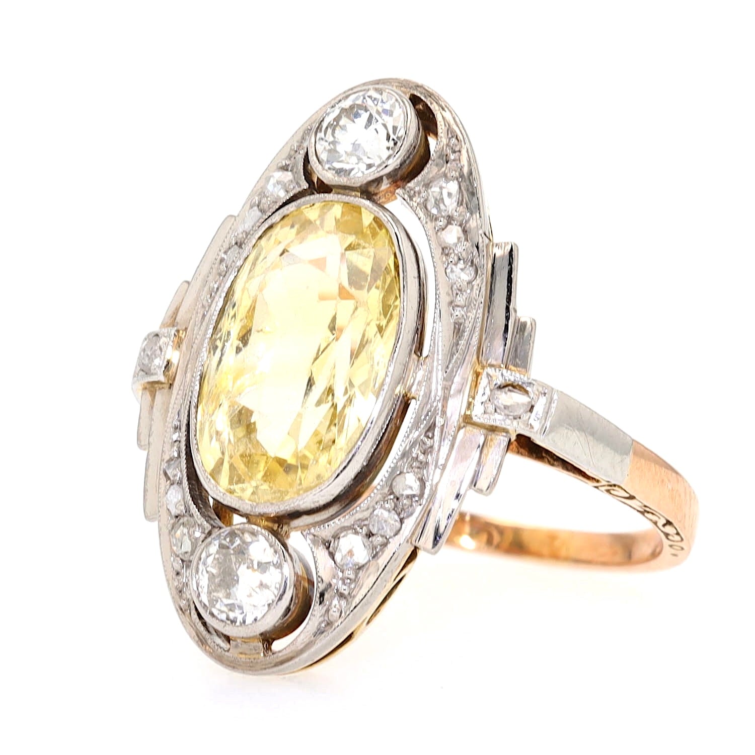 Art Déco Ring in 585er Gelbgold und Silberauflage mit einem natürlichen gelben Saphir mit ca. 3,6 ct und insgesamt ca. 0,4 ct Diamanten, liegend links gedreht