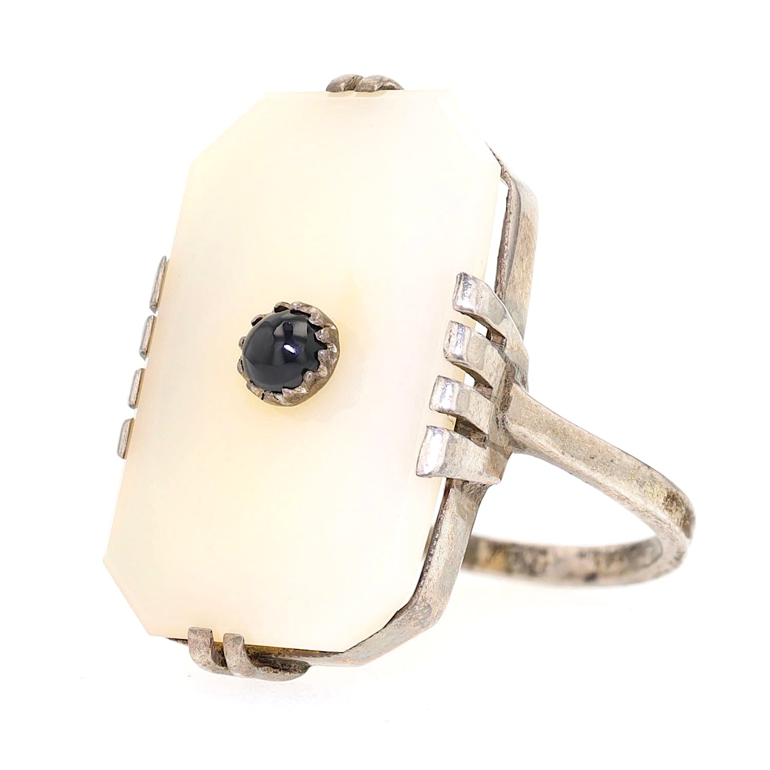 Art Deco ring in 830 silver with a chalcedony plate and a round onyx, turned left