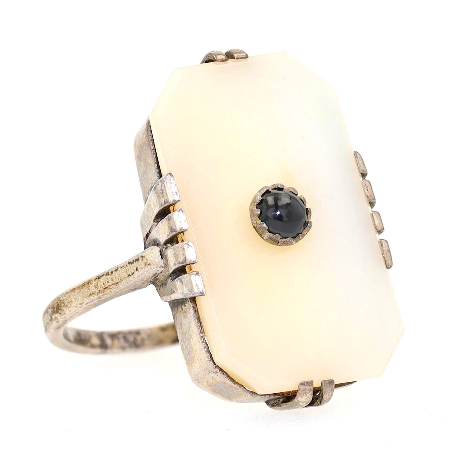 Art Deco ring in 830 silver with a chalcedony plate and a round onyx, turned lying on the right