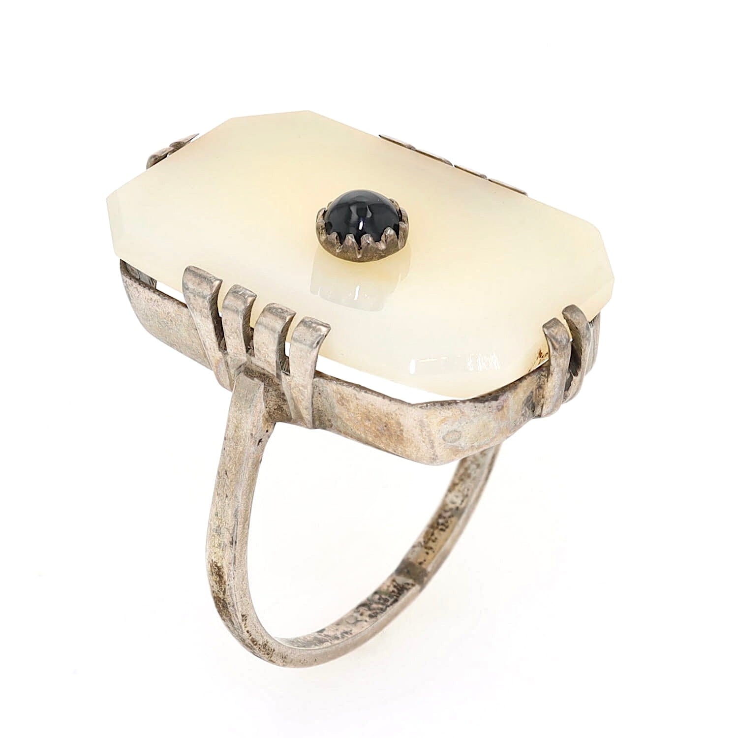 Art Deco ring in 830 silver with a chalcedony plate and a round onyx, standing