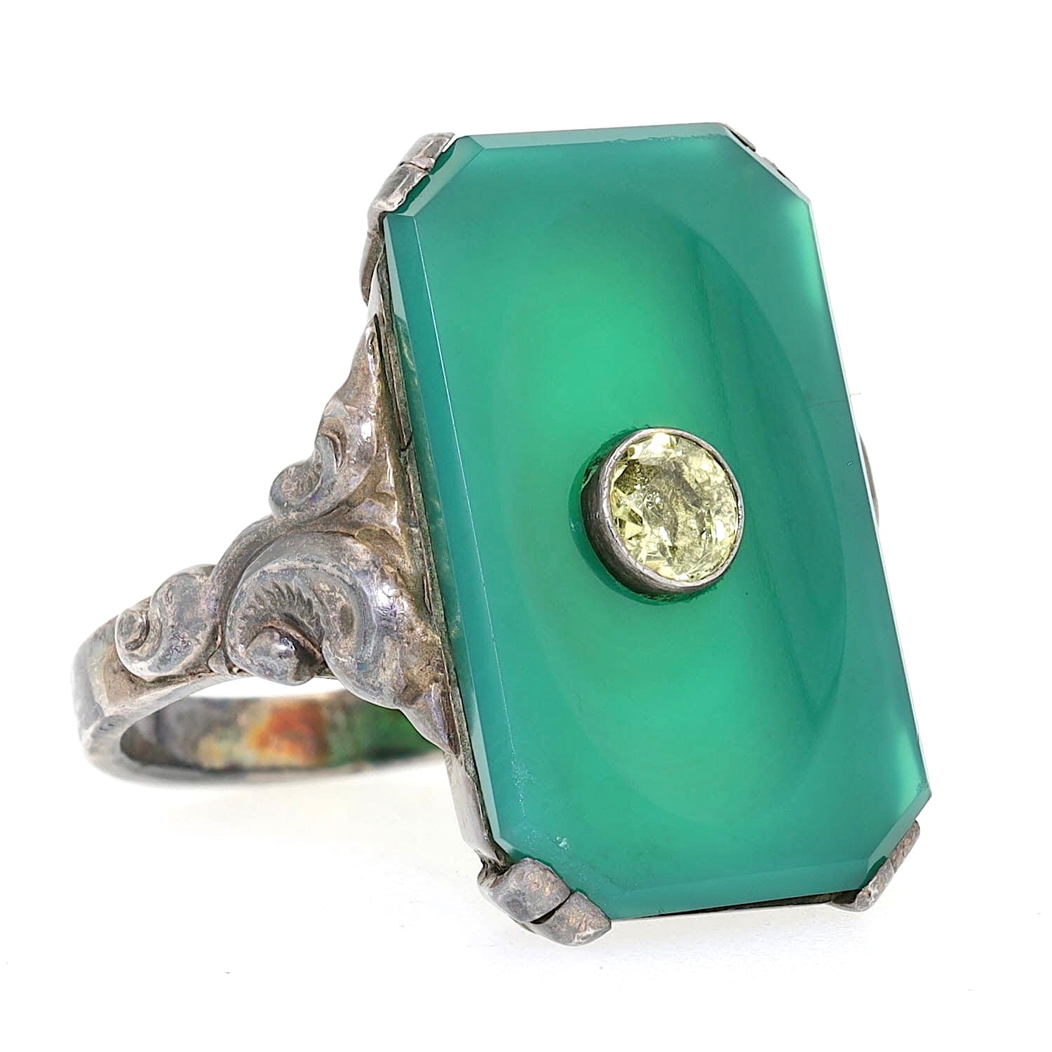 Art Déco Ring in 835er Silber mit einer Chrysopras-Platte und einem Chrysoberyll, liegend rechts gedreht