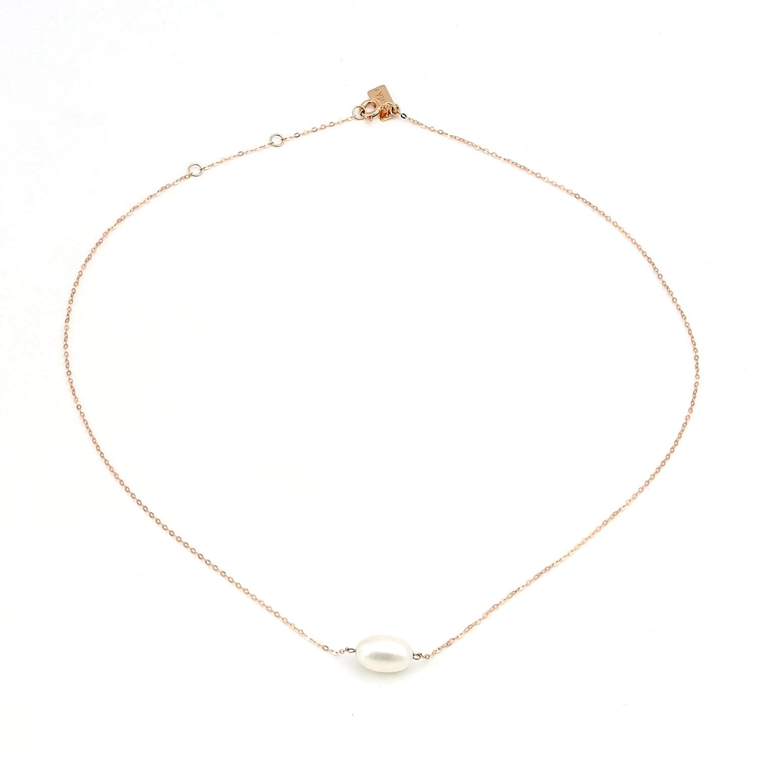 ANNA necklace in 750 rose gold with a freshwatercultured pearl, lying closed