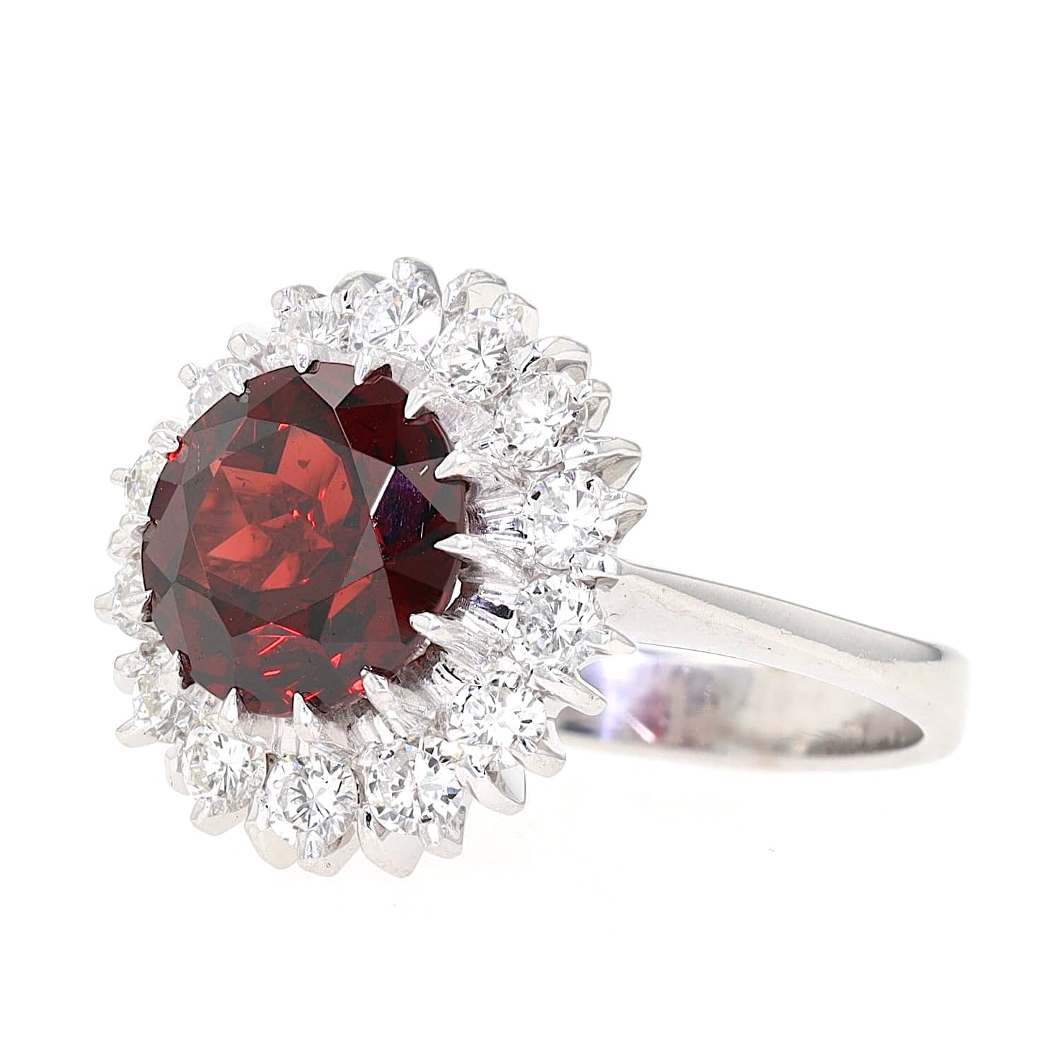 Entourage ring in 750 white gold with a garnet and Brilliants, lying left turned