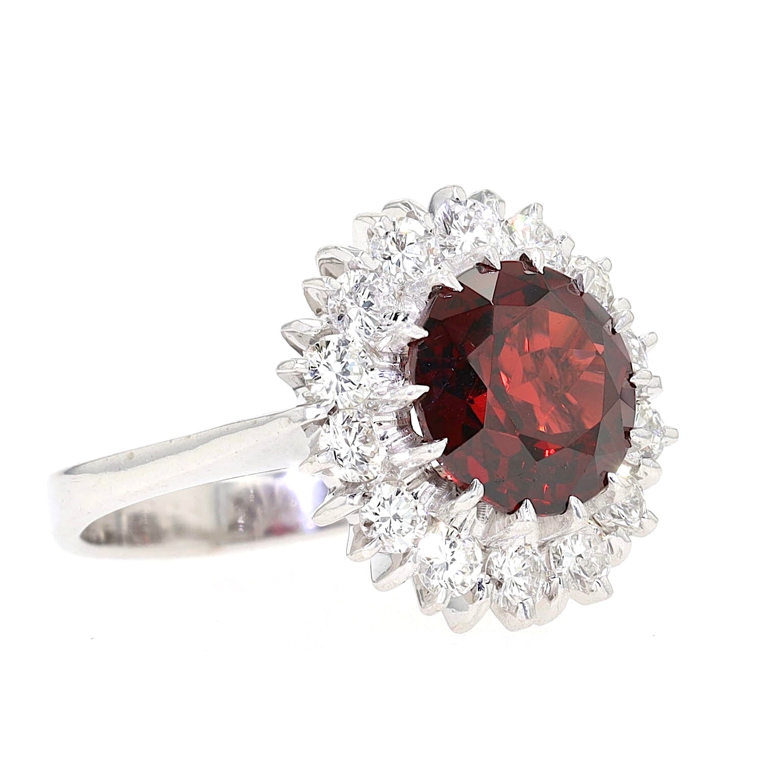 Entourage ring in 750 white gold with a garnet and Brilliants, lying on the right