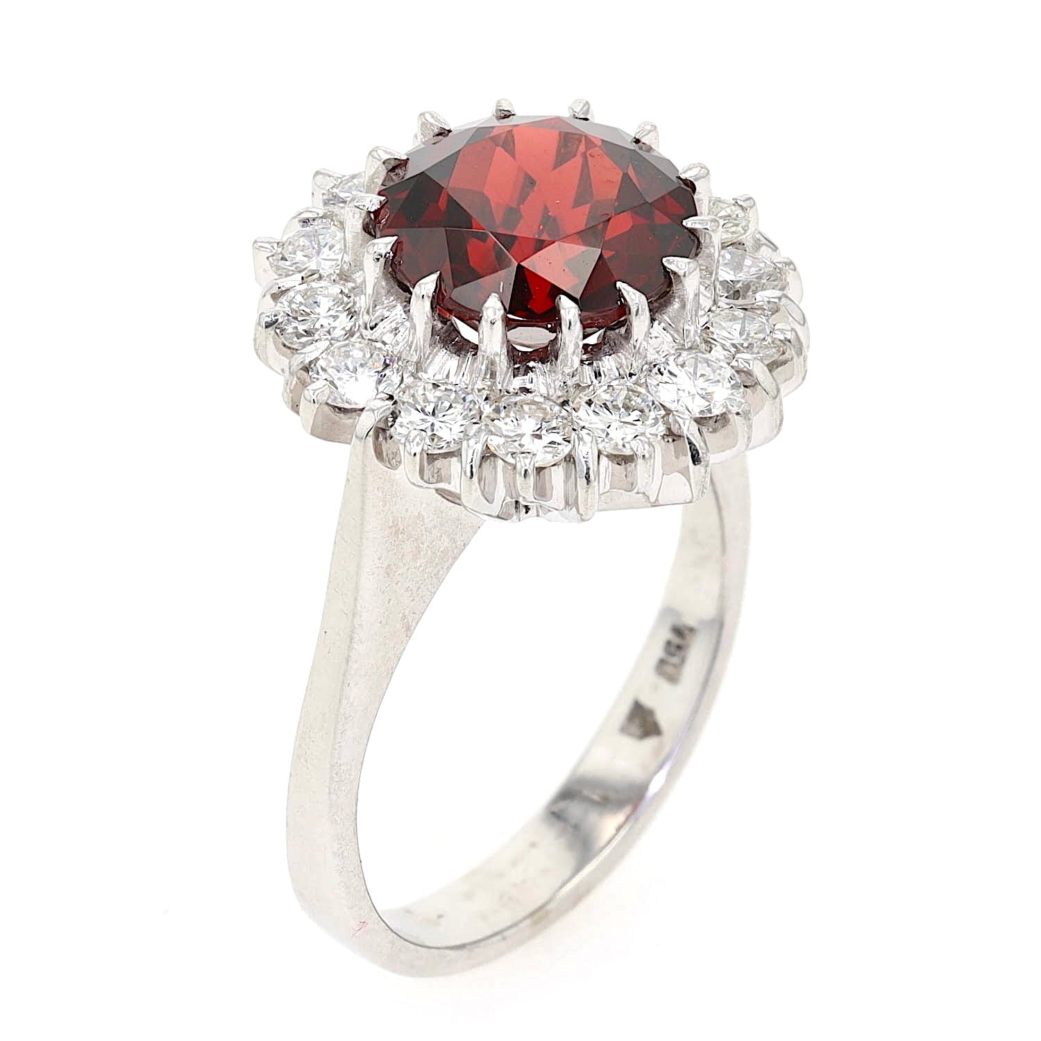 Entourage ring in 750 white gold with a garnet and Brilliants, standing