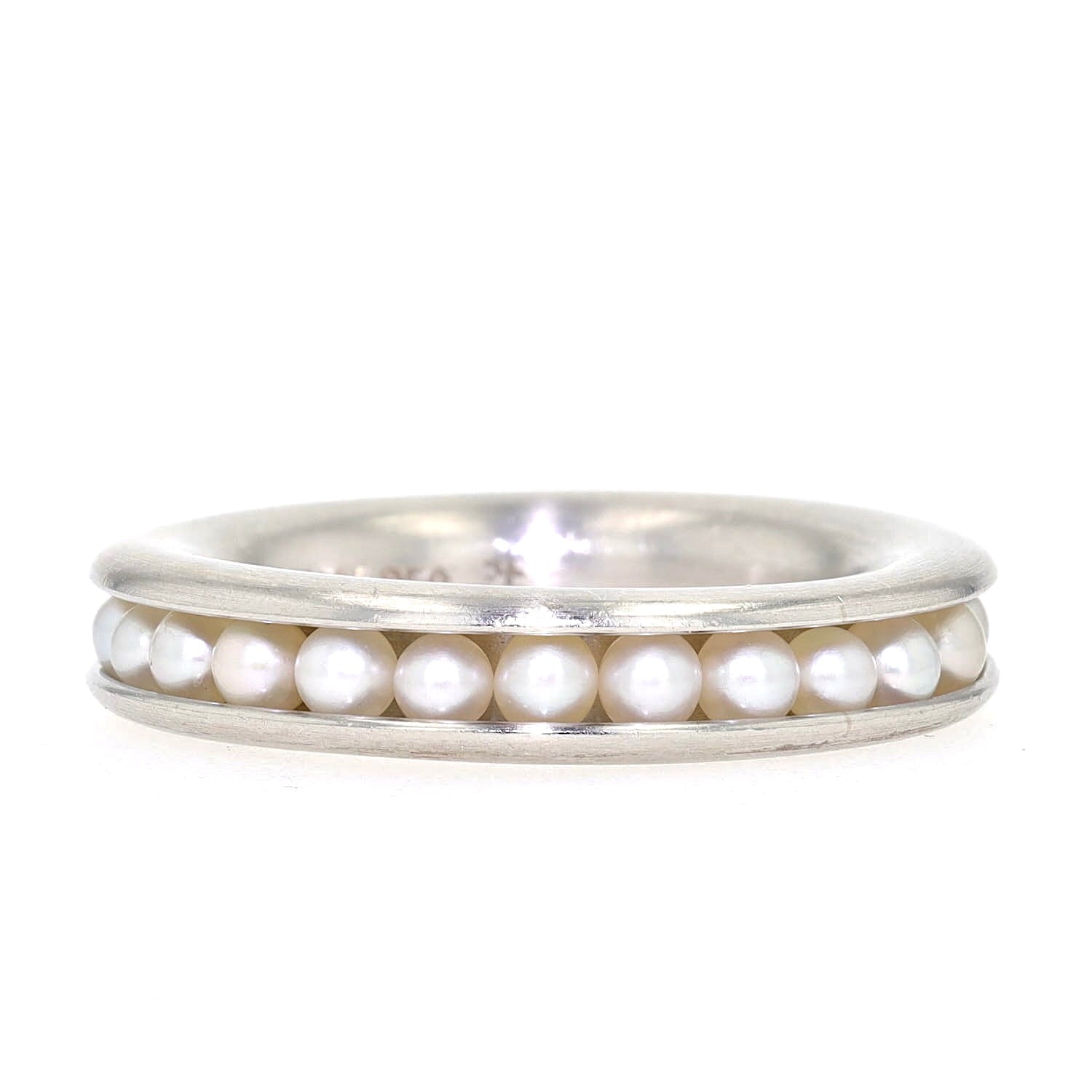 Ring von Schmuckwerk in 950er Platin mit Zuchtperlen, liegend frontal