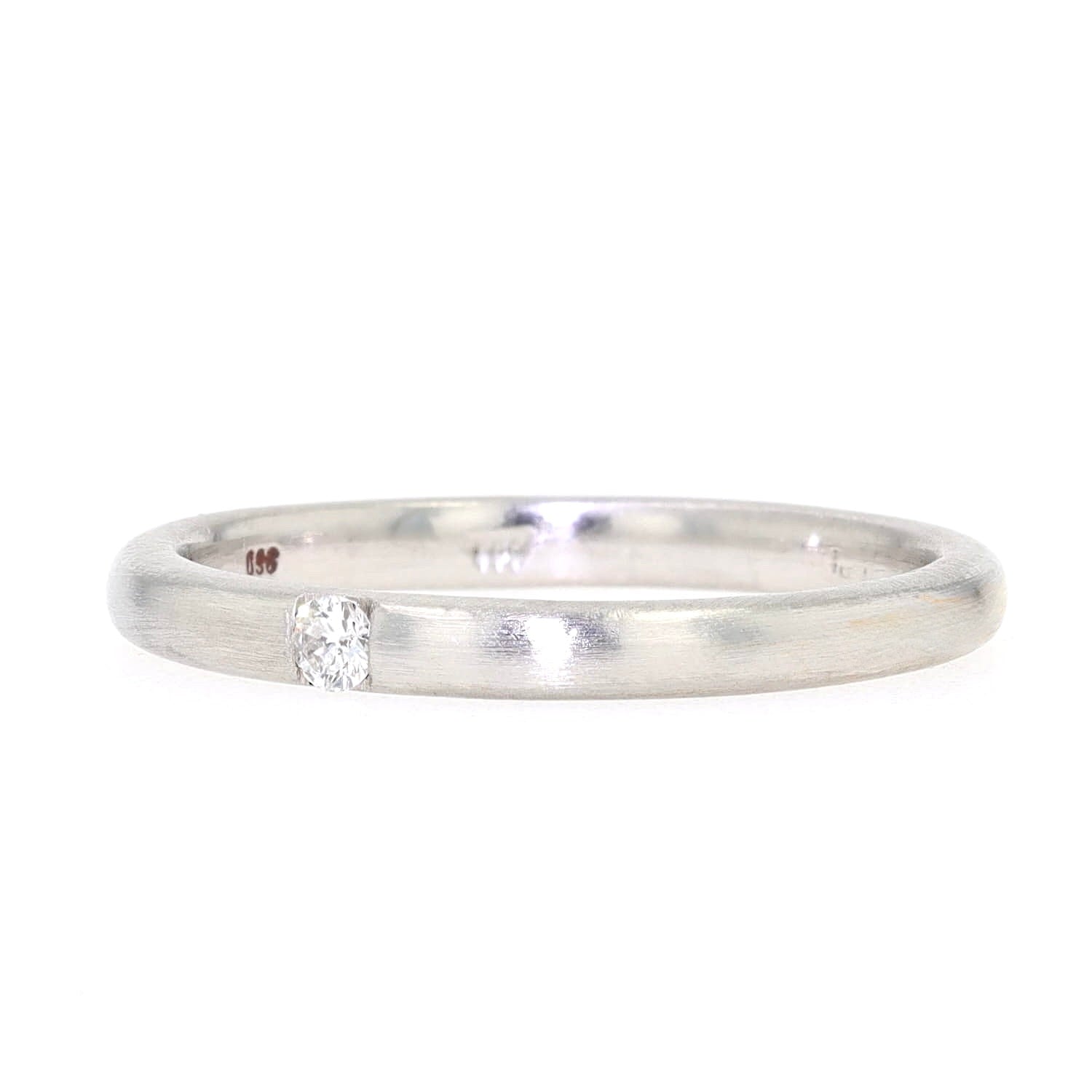 Ring in 860er Platin mit einem Brillanten, liegend links gedreht