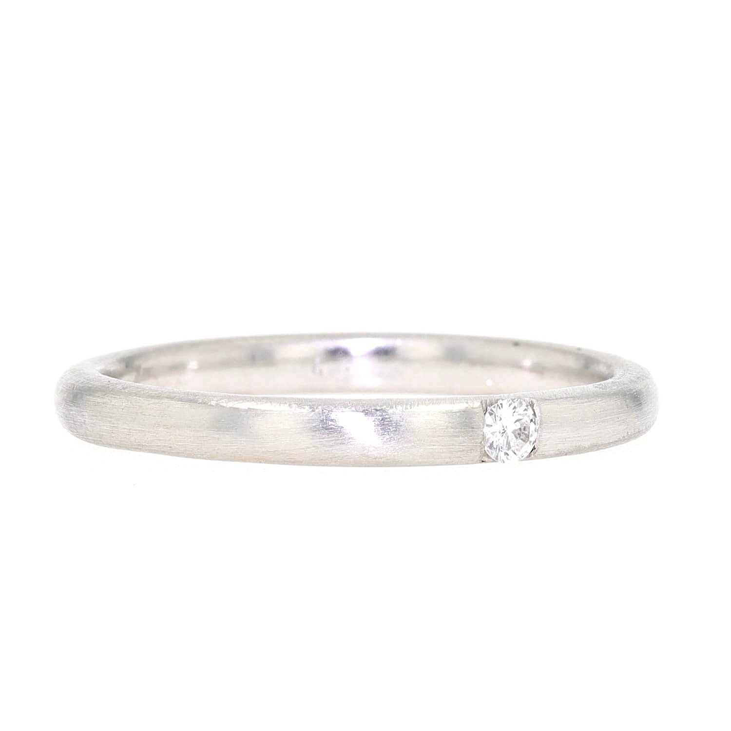 Ring in 860er Platin mit einem Brillanten, liegend rechts gedreht