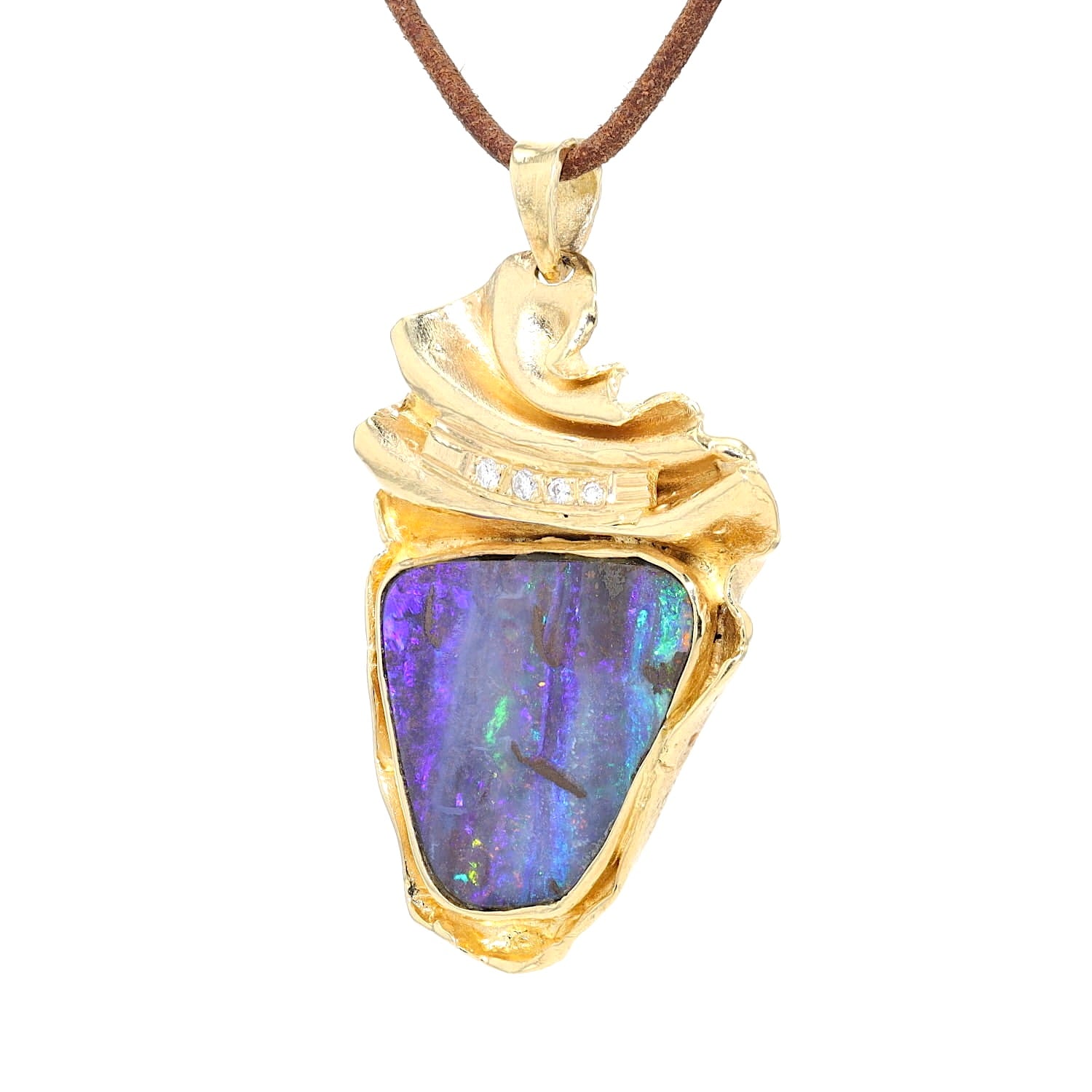 Anhänger in 585er Gelbgold mit einem schwarzen Edelopal und Brillanten, hängend links gedreht