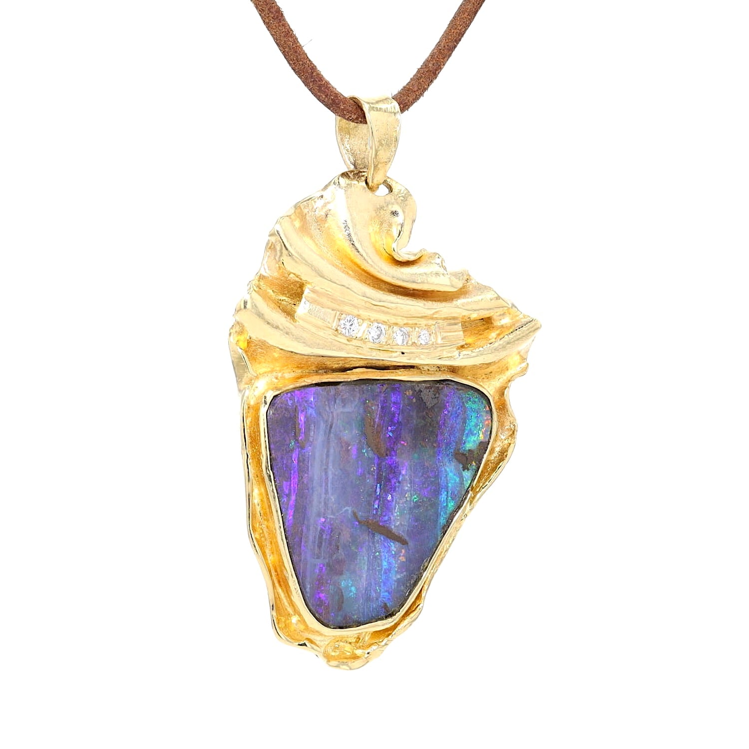 Anhänger in 585er Gelbgold mit einem schwarzen Edelopal und Brillanten, hängend rechts gedreht