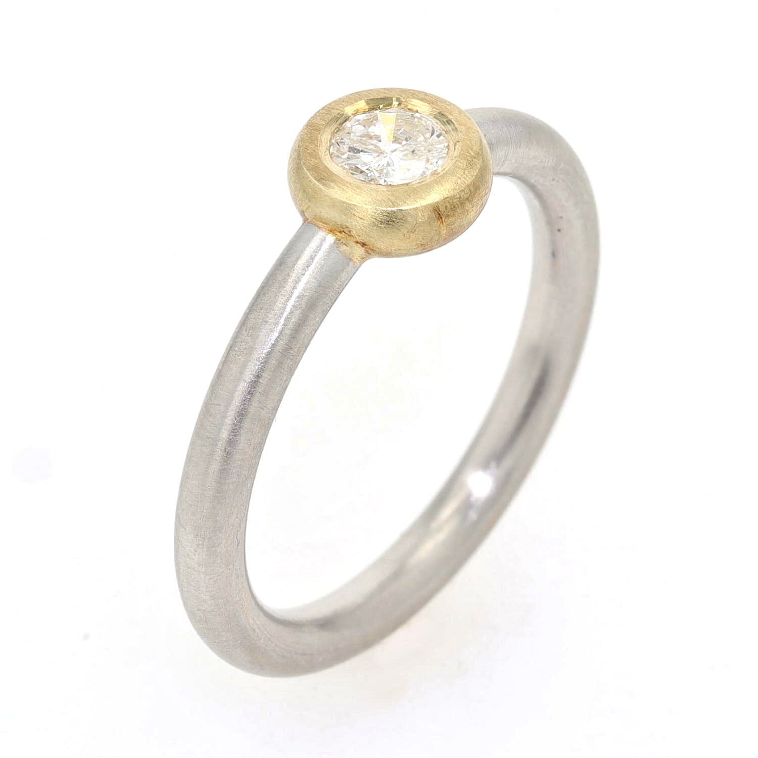 Ring in 950 platinum and 585 yellow gold with a brilliant, standing