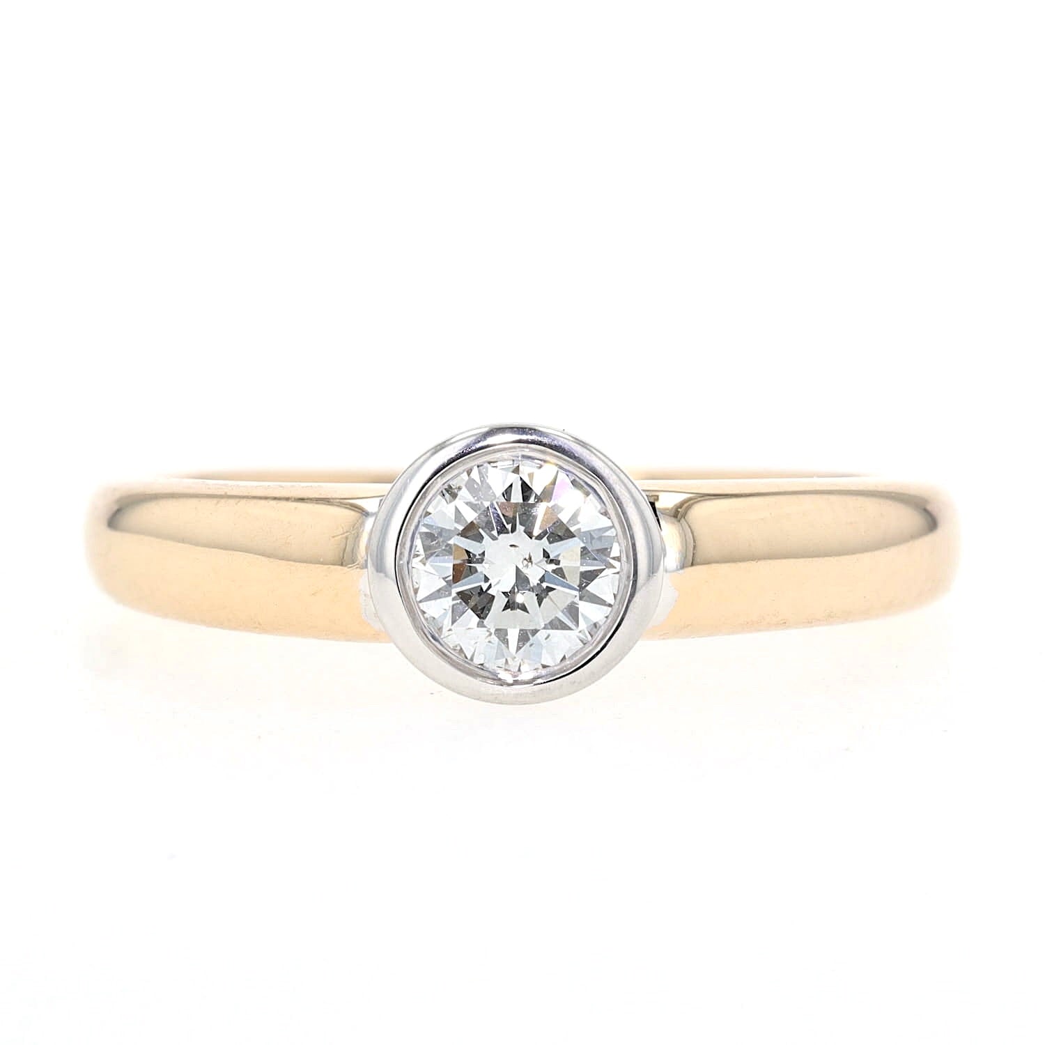 Christ Ring in 585er Gelb- und Weißgold mit einem Brillanten ca. 0,56 ct, liegend frontal