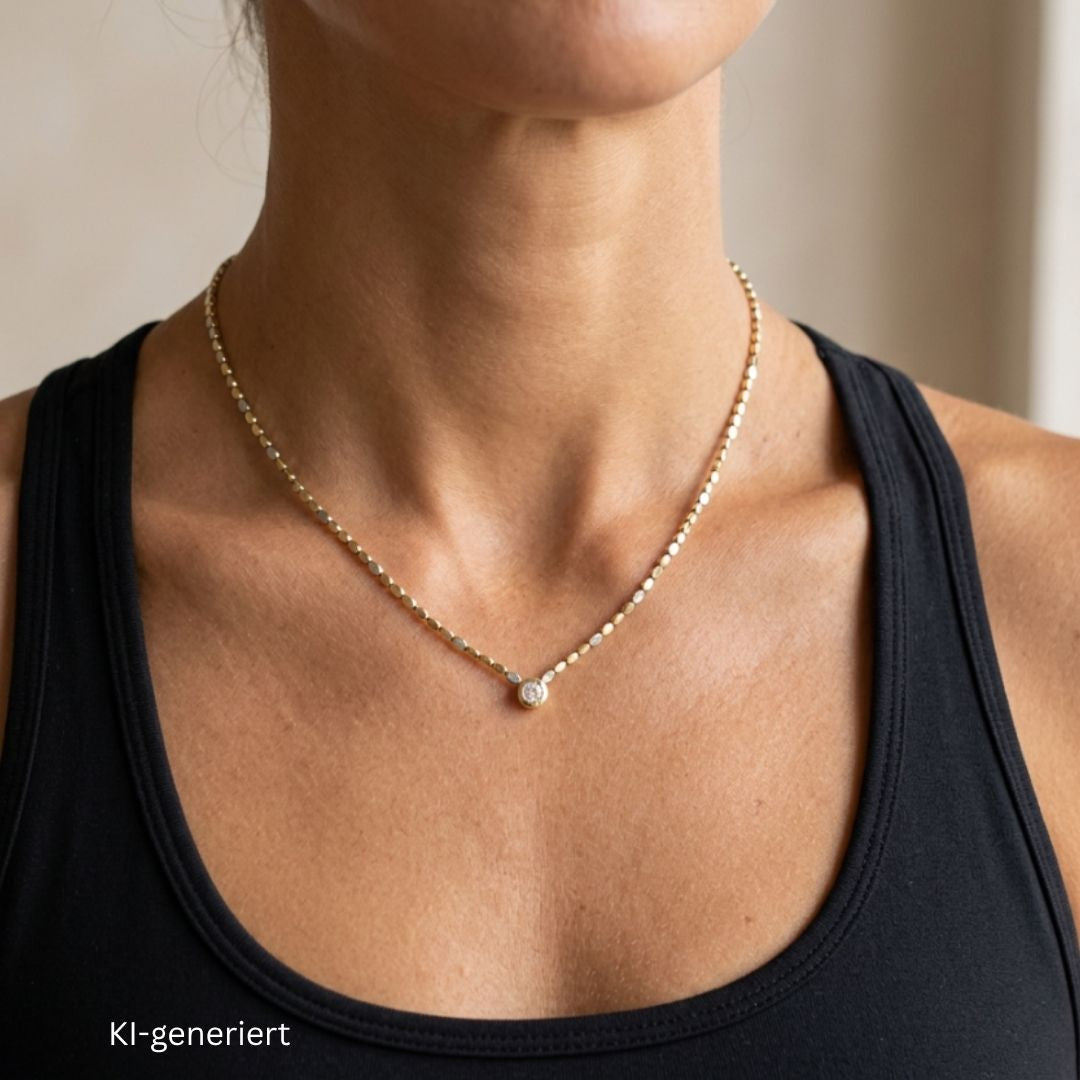 Kette in 585er Gelb- und Weißgold mit einem 0,30 ct Brillant, an einem Ausschnitt einer Frau mit KI-generiert