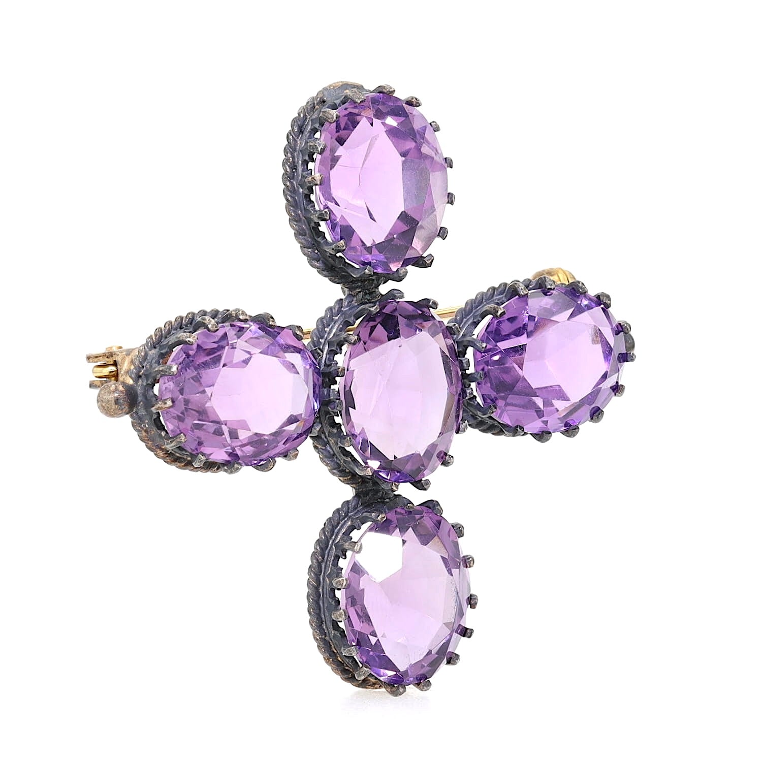 Victorian brooch in silver with approx. 20 ct amethysts, standing slightly turned to the right