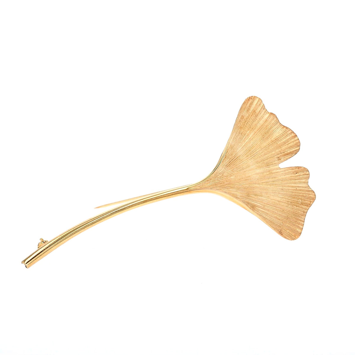 Brosche in Form eines Gingko Blattes aus 375er Gelbgold, liegend frontal leicht rechts gedreht