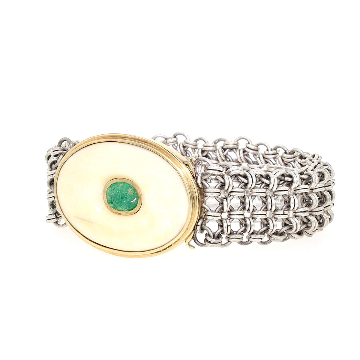 Vintage Armband aus Silber, 750er Weiß- und Gelbgold sowie einer Platte aus Bein mit einem gravierten Smaragd, liegend geschlossen frontal leicht links gedreht