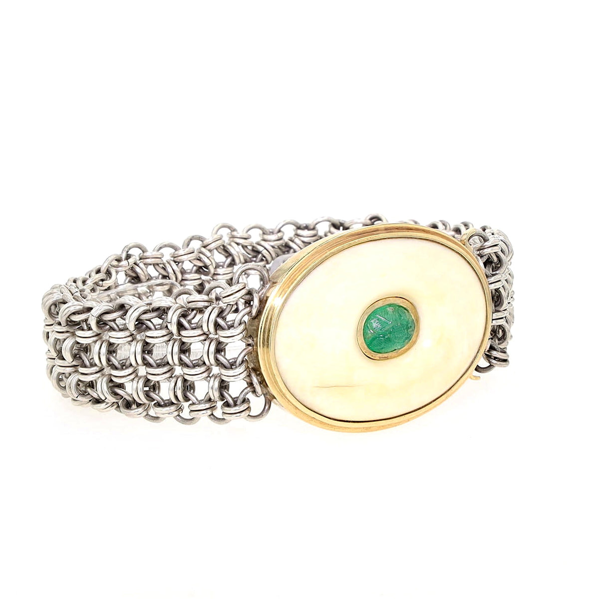 Vintage Armband aus Silber, 750er Weiß- und Gelbgold sowie einer Platte aus Bein mit einem gravierten Smaragd, liegend geschlossen frontal leicht rechts gedreht