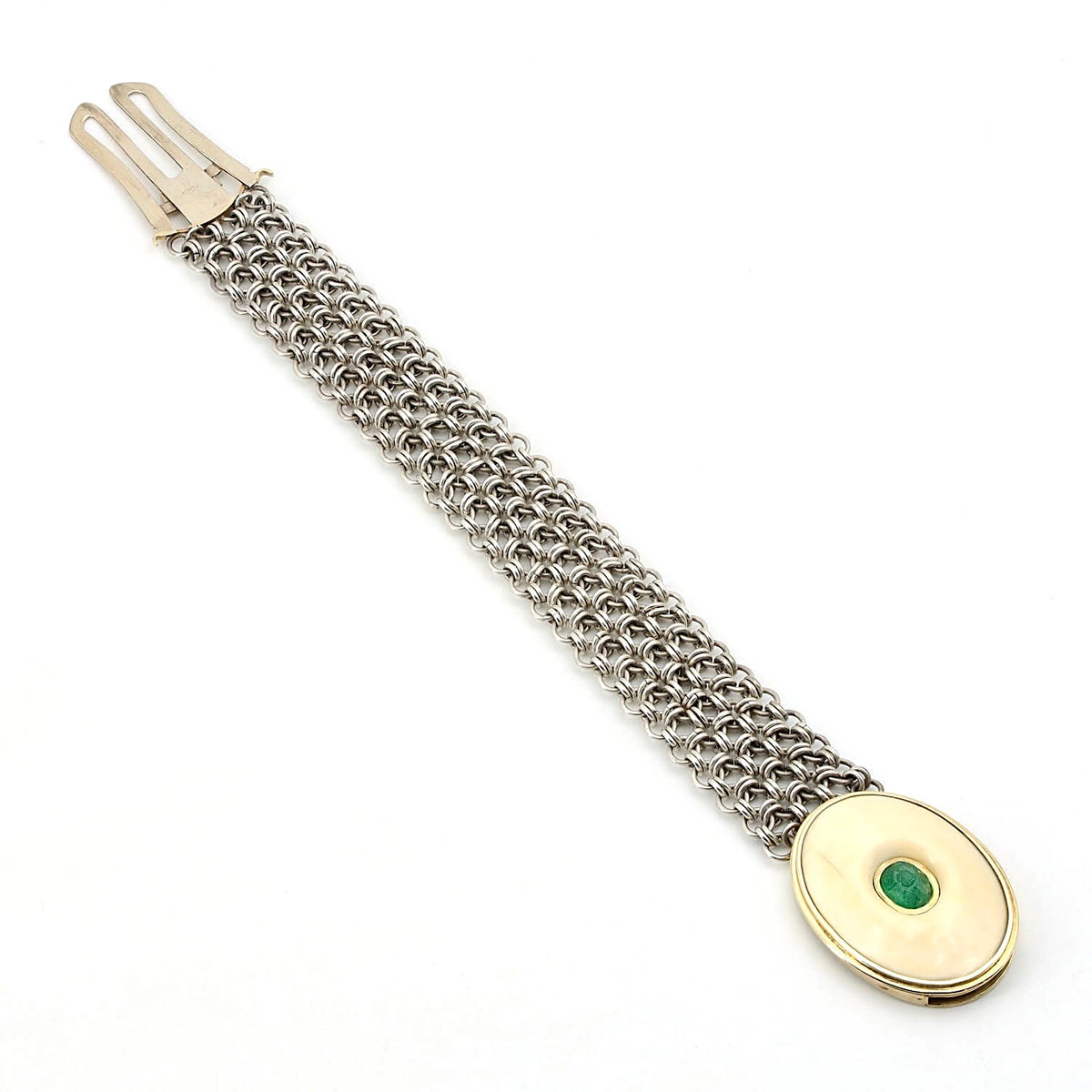 Vintage Armband aus Silber, 750er Weiß- und Gelbgold sowie einer Platte aus Bein mit einem gravierten Smaragd, liegend lang ausgelegt