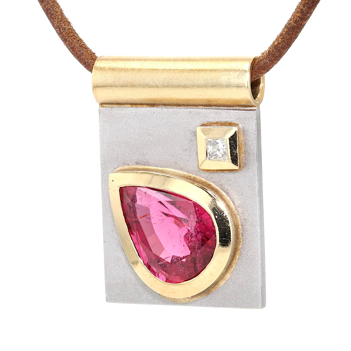 Anhänger in 585er Weiß- und Gelbgold mit einem pinkfarbenen Turmalin und einem Brillanten, hängend frontal leicht links gedreht