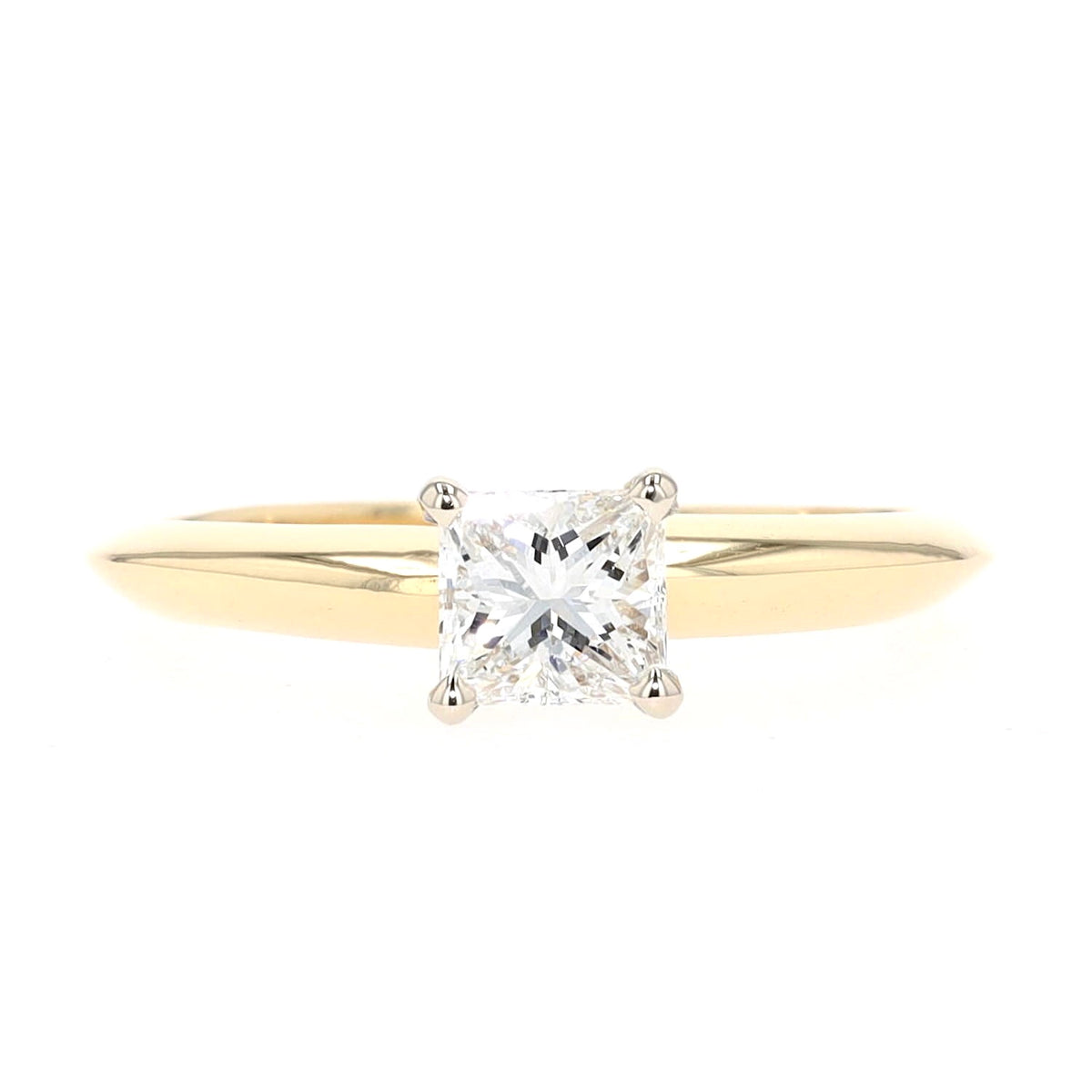 Solitaire ring in 750 yellow gold with a princess-cut diamond, lying frontally
