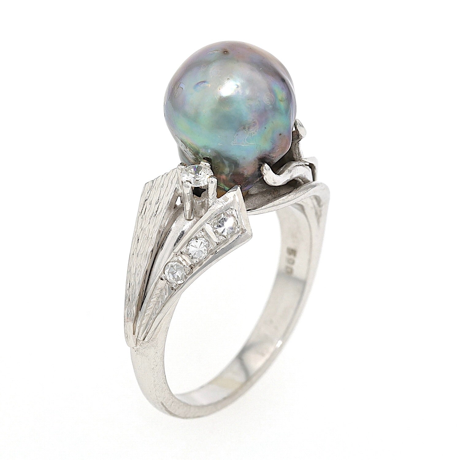 Ring in 590er Weißgold mit einer Zuchtperle und Diamanten, stehend