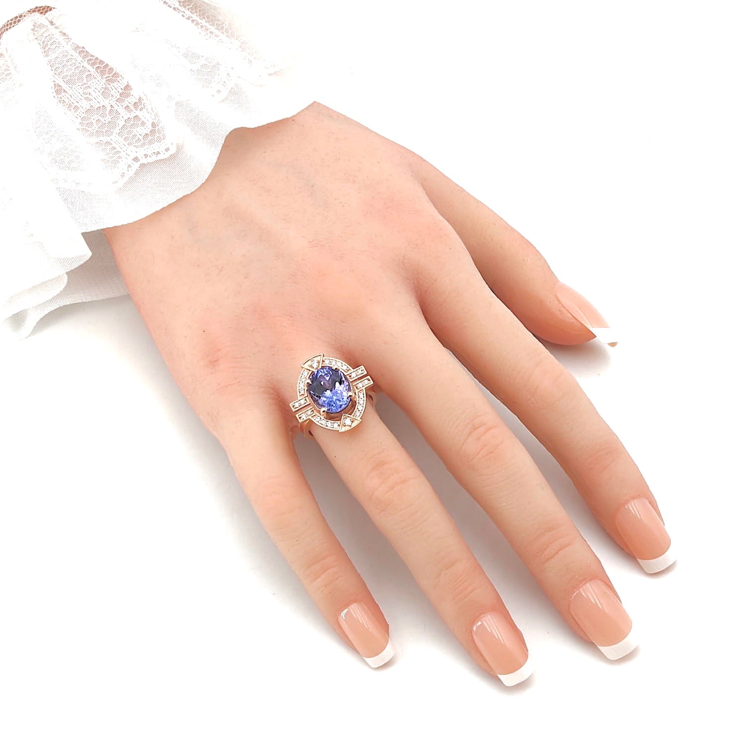 Ring in 585er Roségold mit einem Tansanit und Brillanten, an der Hand