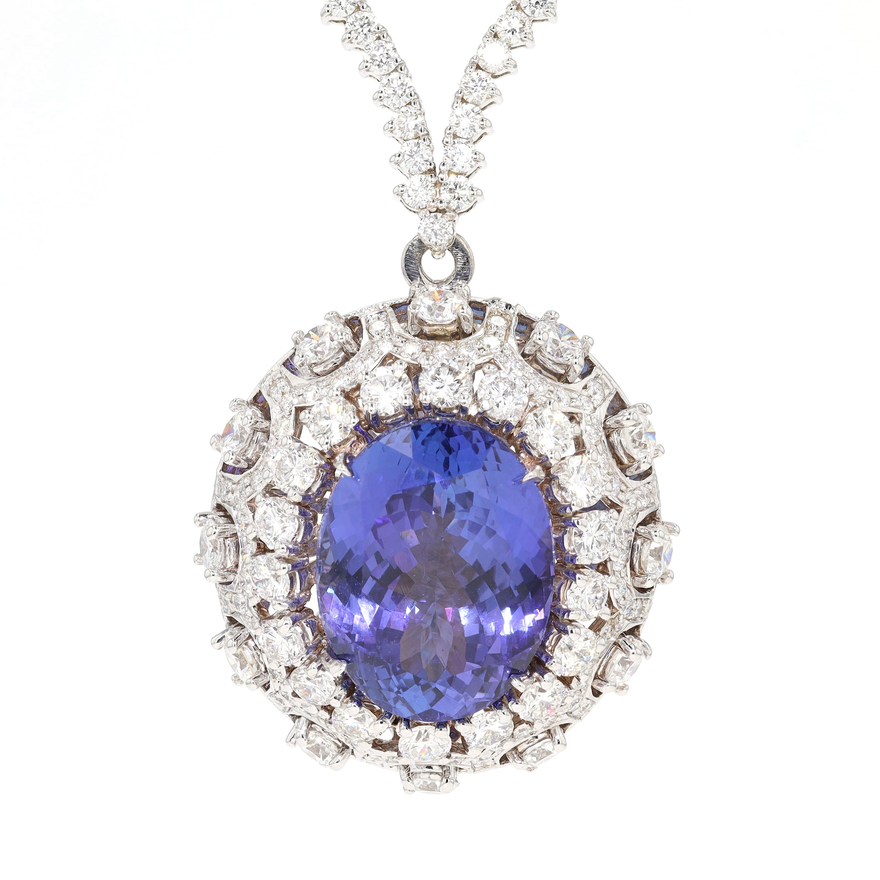 Prachtvolles Collier in 585er Weißgold mit einem großen Tansanit und insgesamt ca. 10,5 Karat Brillanten, hängend frontal Nahaufnahme Anhänger
