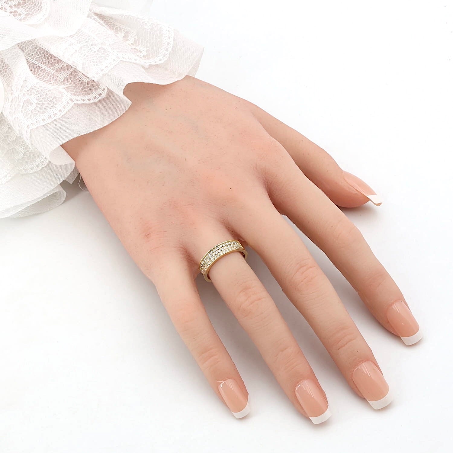 Ring in 585 yellow gold Brilliants, on an artificial hand