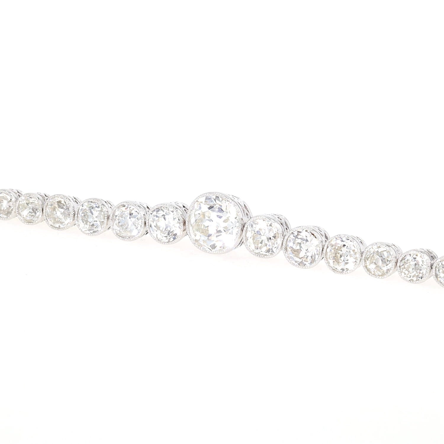 Art Deco Tennisarmband in Platin mit insgesamt ca. 9,3 ct Diamanten, liegend frontal Frontausschnitt links gedreht
