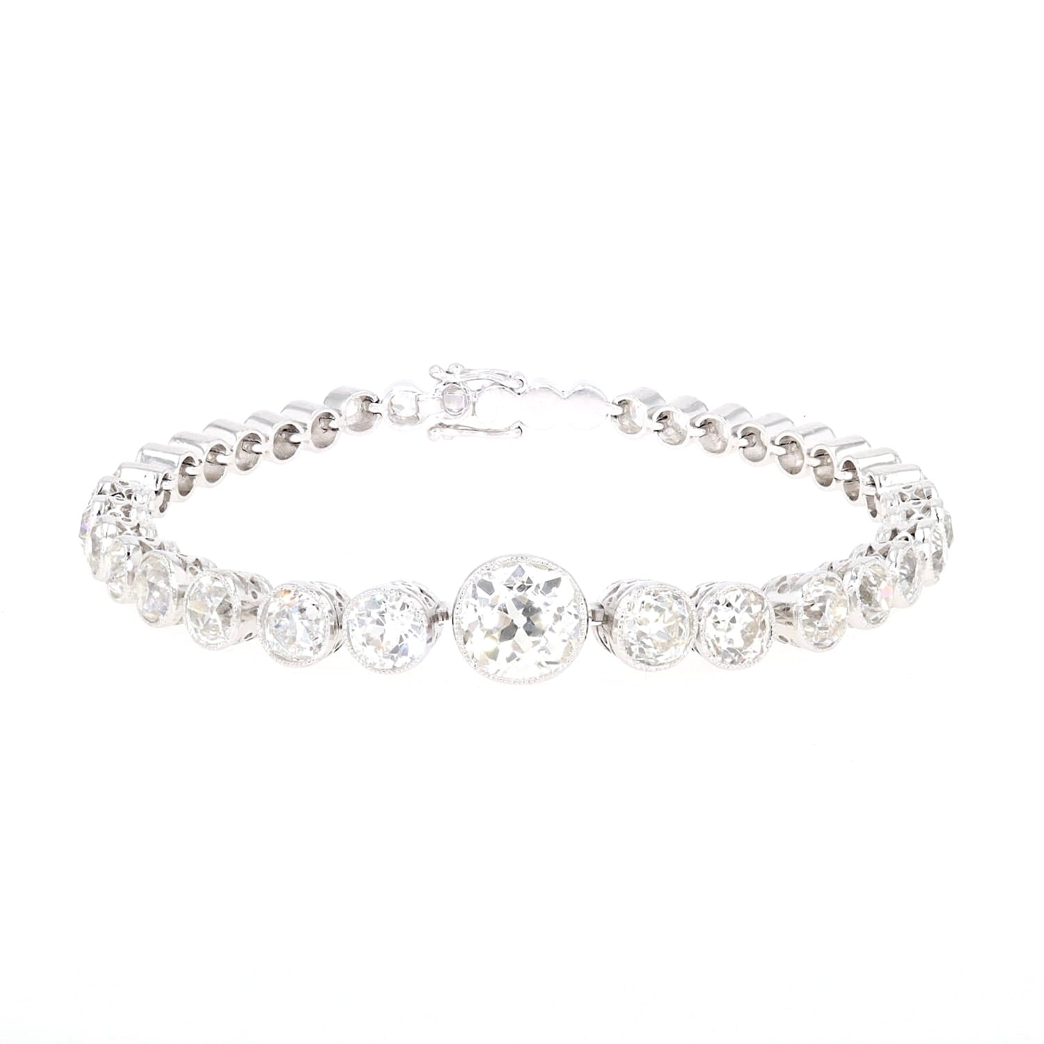 Art Deco Tennisarmband in Platin mit insgesamt ca. 9,3 ct Diamanten, liegend geschlossen frontal