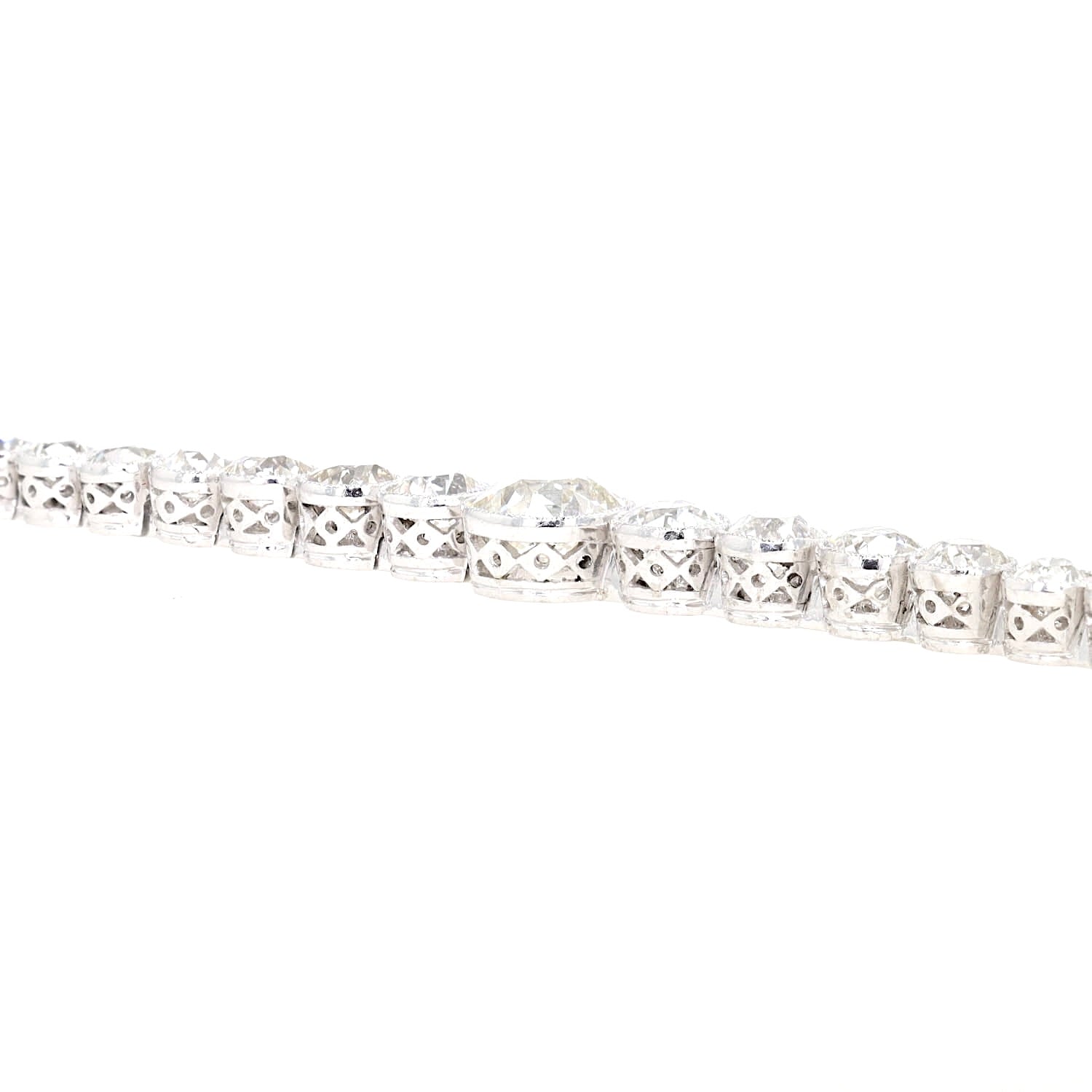 Art Deco Tennisarmband in Platin mit insgesamt ca. 9,3 ct Diamanten, flach von der Seite