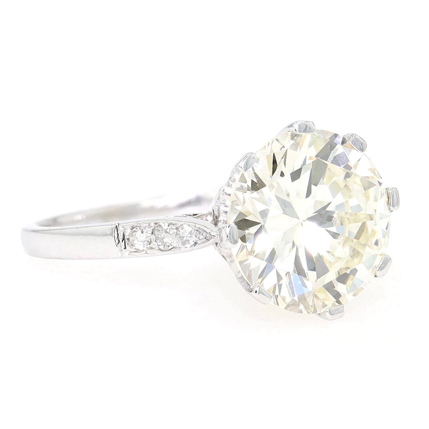 Exklusiver Art Deco Ring in Platin mit einem Brillanten ca. 3,93 ct und Diamanten, liegend rechts gedreht