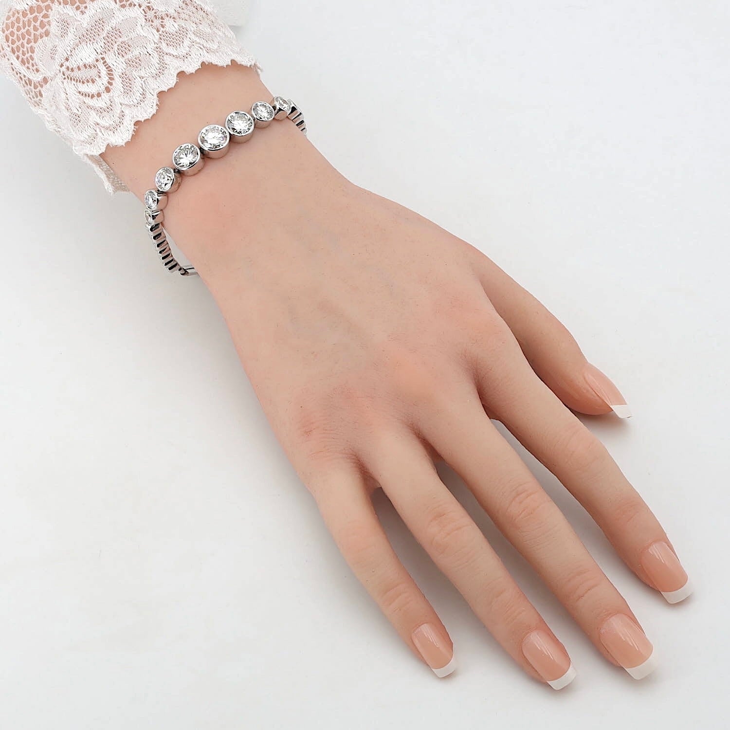 Exklusives Vintage Tennisarmband in 750er Weißgold mit insgesamt ca. 10,9 ct Brillanten in sehr guter Qualität, am Arm